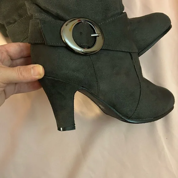 Woman’s knee high grey boots - Picture 15 of 15